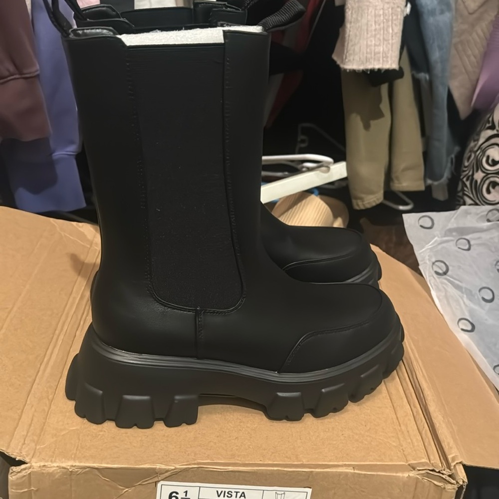 Journee collection vista boot in black size 6.5